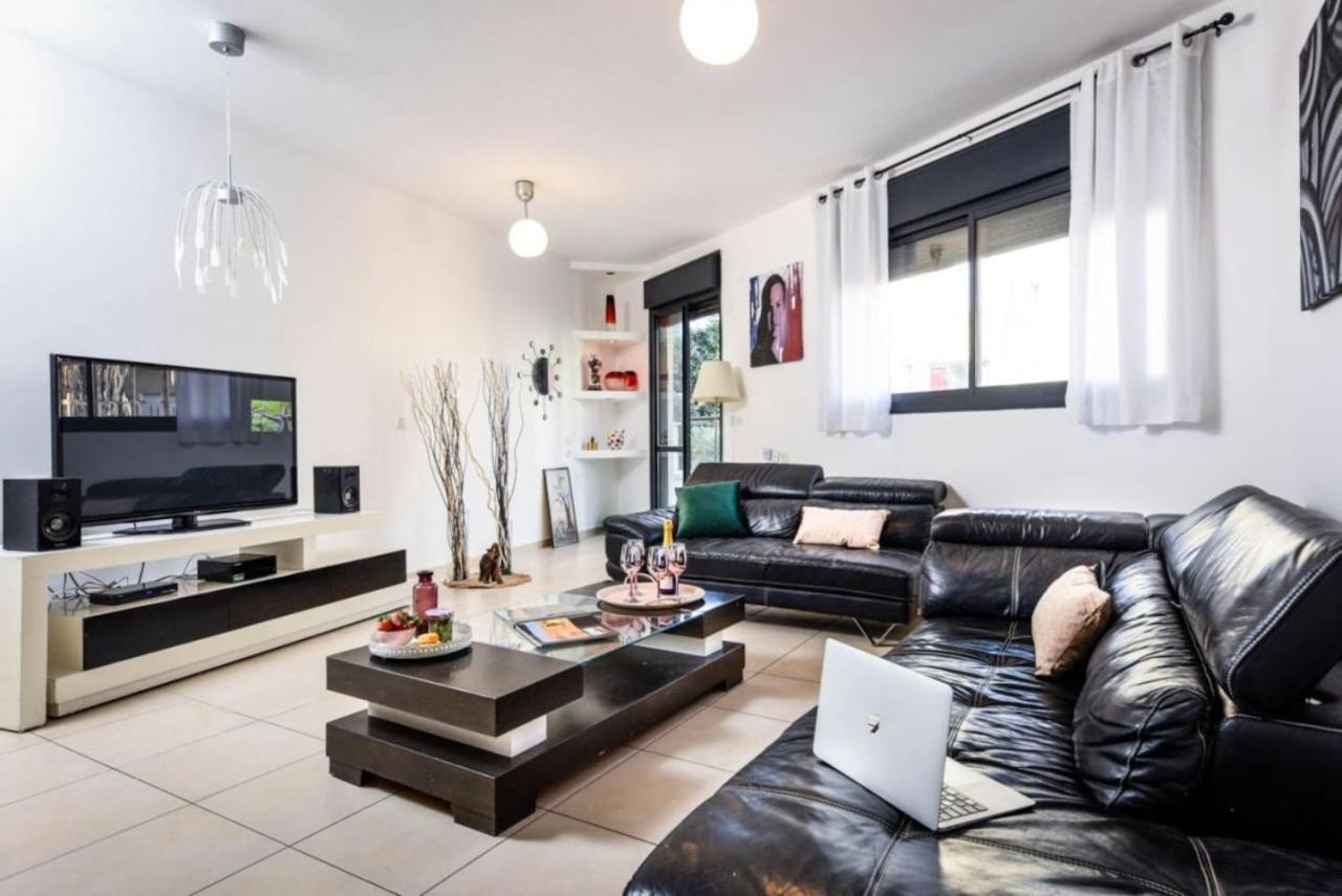 Stunning 2br W Balcony In Center With Mamad By Sea N' Rent Apartment *